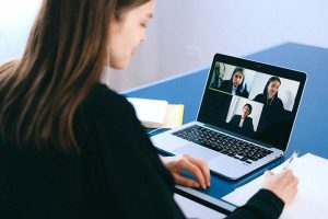 تدریس خصوصی آنلاین انگلیسی در سفر با لپ‌تاپ