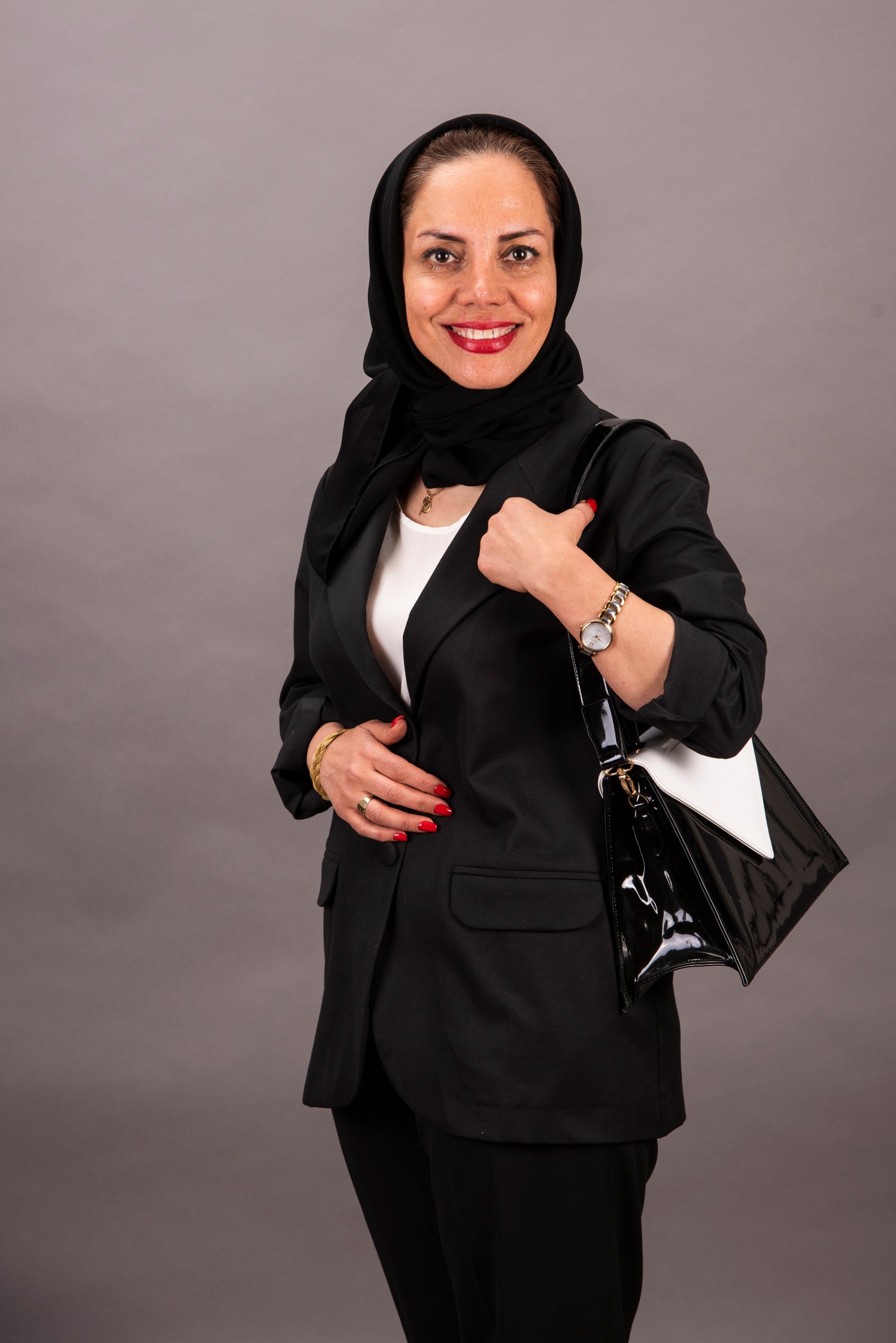 مژده میردار در پوشش رسمی