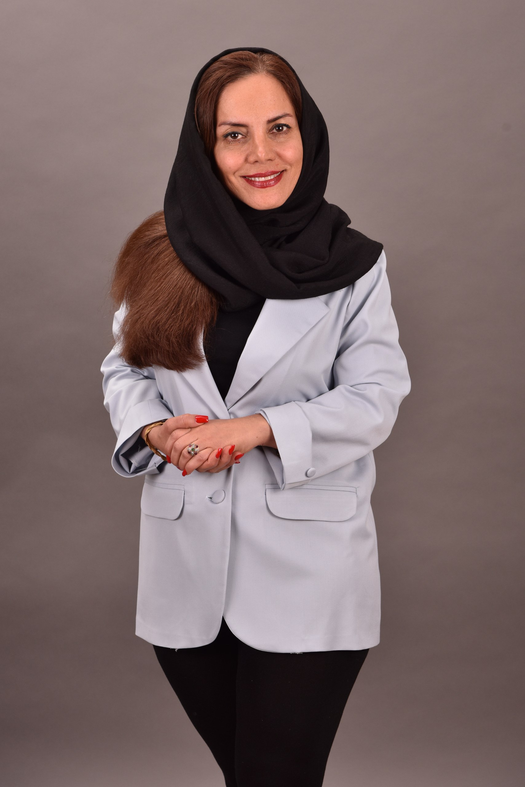 مژده میردار، بنیان‌گذار طلوع کمبریج با کت آبی